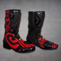 Schwarze Rote Motorradstiefel