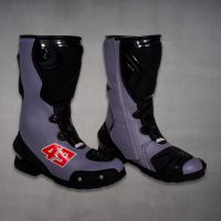 Graue Motorradstiefel